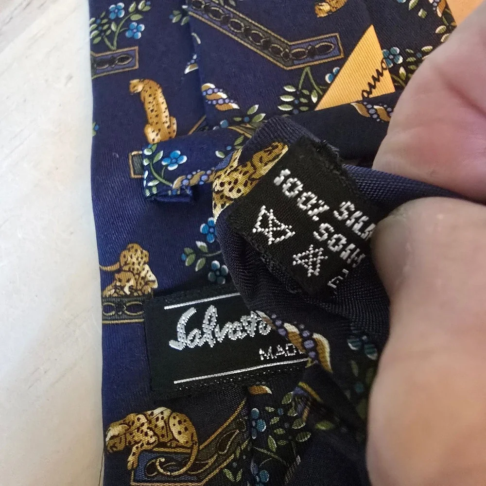 Salvatore Ferragamo Mens Navy Blue Silk Leopard Animal Print Necktie Made Italy
